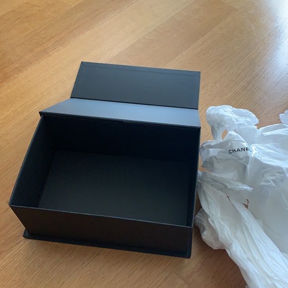 CHANEL gift box - Picture 2 of 3